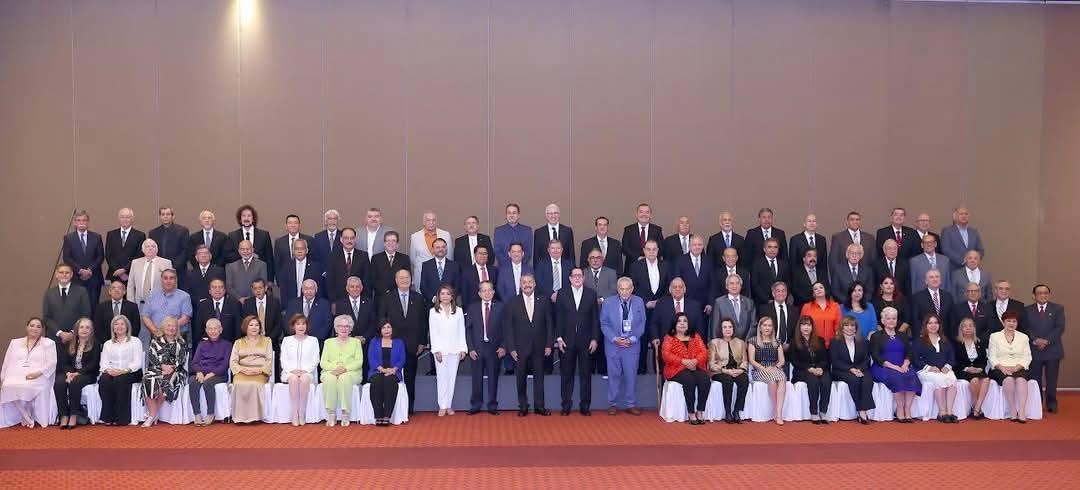 Entrega rector de la UANL reconocimientos a 90 maestros Entrega rector de la UANL reconocimientos a 90 maestros