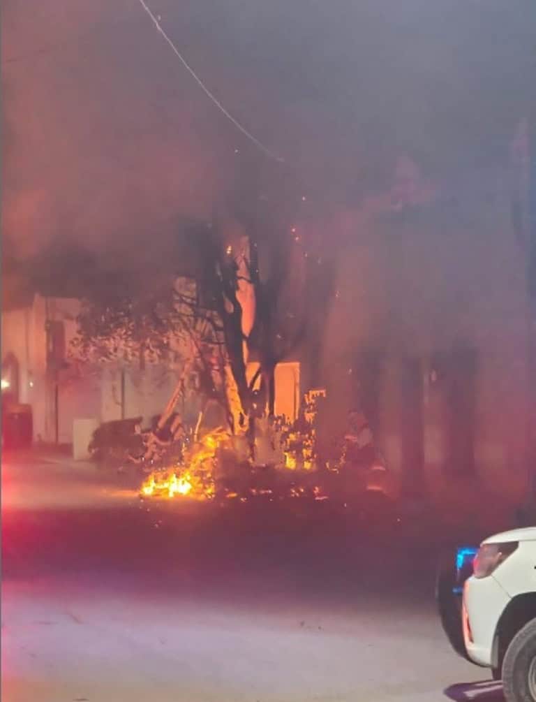 Elementos de Protección Civil de Montemorelos, rescataron a un hombre de la tercera edad, que terminó atrapado en medio del fuego, al incendiarse su vivienda por completo.