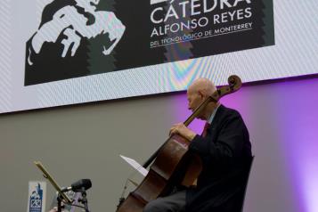 Carlos Prieto comparte su música en el Tec de Monterrey