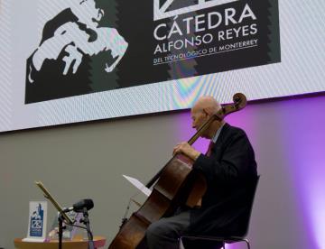 Carlos Prieto comparte su música en el Tec de Monterrey