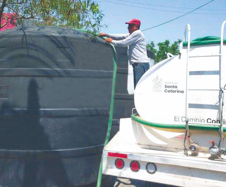 Empieza SC a abastecer los diversos tanques de agua estacionarios Empieza SC a abastecer los diversos tanques de agua estacionarios