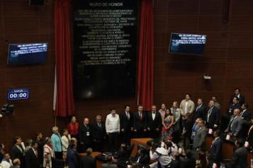 Reconocen a maestros en el Senado letras de oro