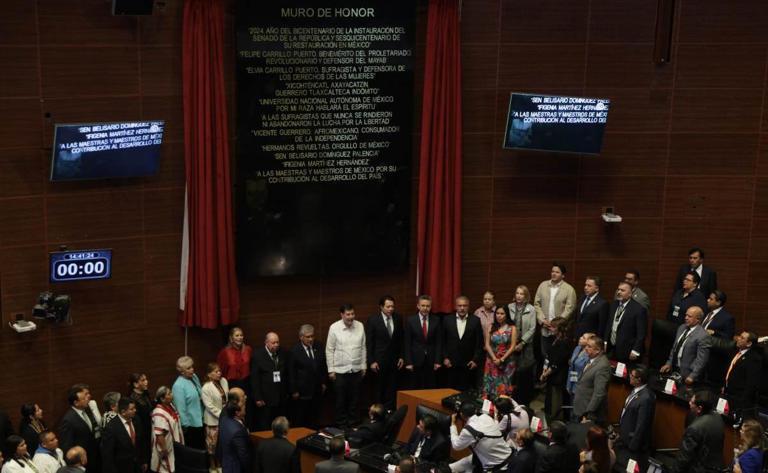 Reconocen a maestros en el Senado letras de oro