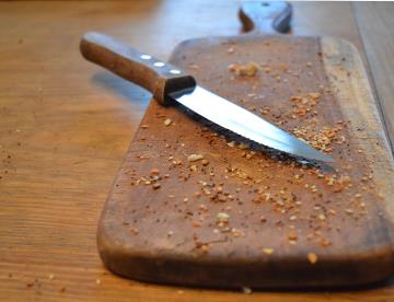 Por qué se deben curar las tablas de madera para picar alimentos