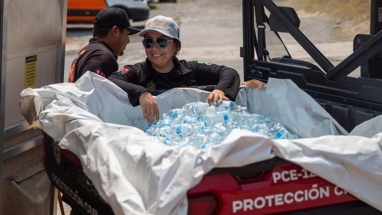 Por tercer día consecutivo, ante el pronóstico de hasta 42 grados centígrados, personal de Protección Civil del Estado, implementó, un operativo de hidratación en los principales puntos de la zona metropolitana.