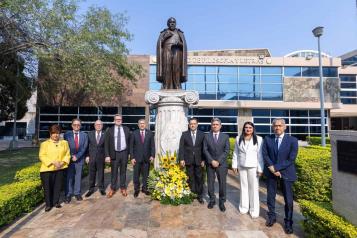 Realiza UANL guardia de honor a Alfonso Reyes