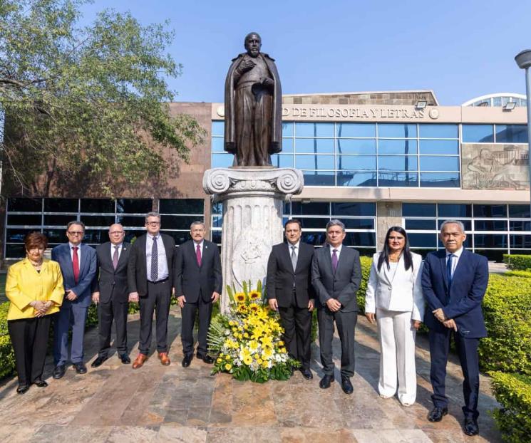 Realiza UANL guardia de honor a Alfonso Reyes Realiza UANL guardia de honor a Alfonso Reyes