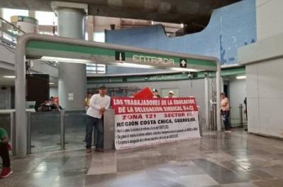 Maestros de la CNTE toman estaciones del Metro de la CDMX Maestros de la CNTE toman estaciones del Metro de la CDMX