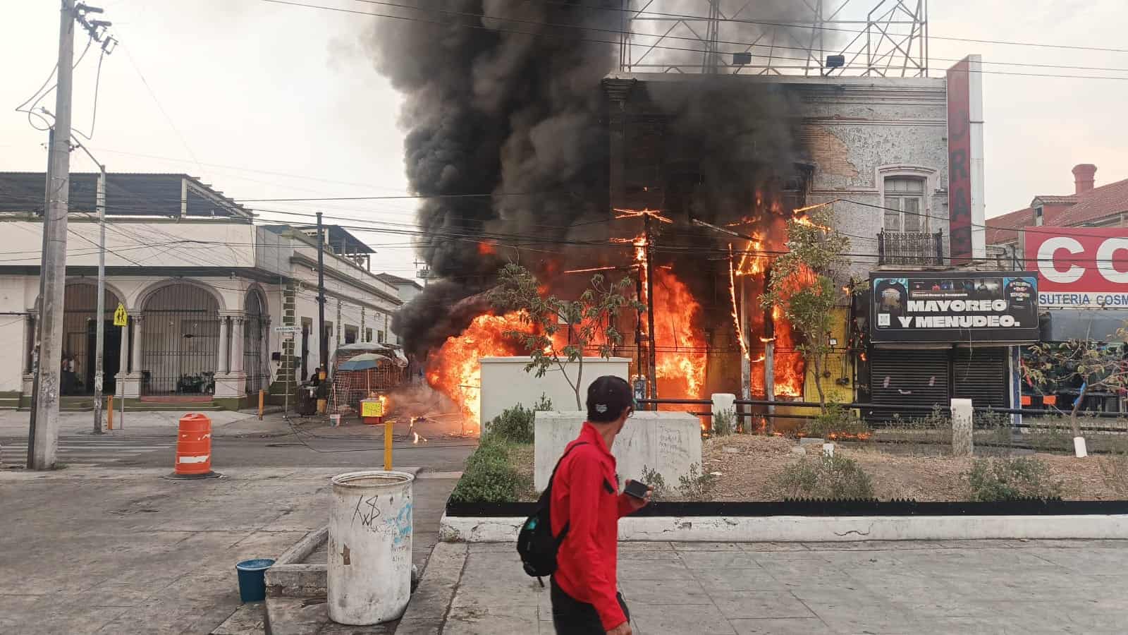 El incendio de un negocio de venta de mercancía fue consumido en su totalidad por las llamas, así como postes de madera y establecimientos de venta de ropa, en el centro de Monterrey.