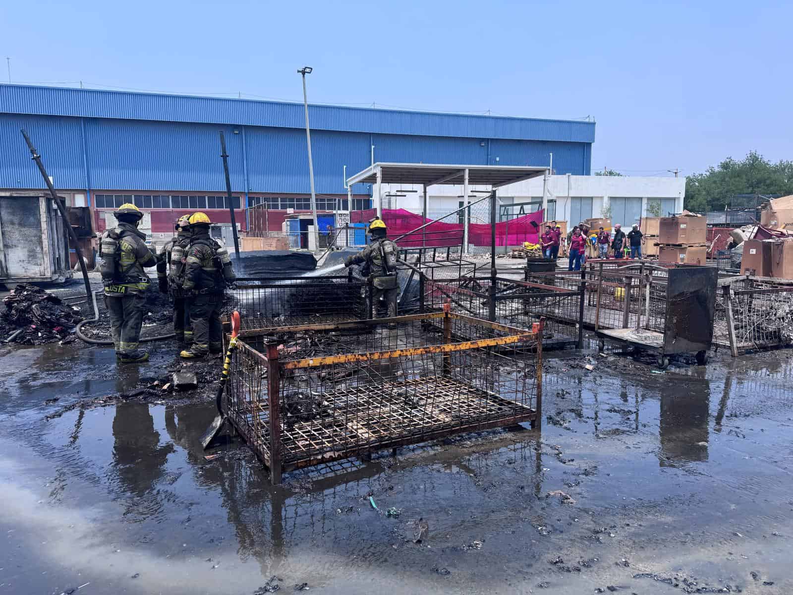 Elementos de Bomberos y Protección Civil se movilizaron a la empresa Whirlpool, tras registrarse un incendio en el área del patio, ayer en el municipio de Apodaca, donde se evacuaron a 100 personas.