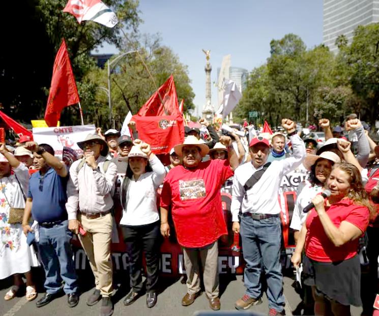 Bloquea CNTE vialidades; desconocen al líder de SNTE
