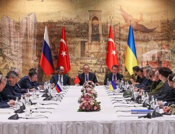 Acaban primeras negociaciones de paz entre Rusia y Ucrania