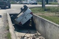 Cae auto a canalón en Cadereyta Cae auto a canalón en Cadereyta