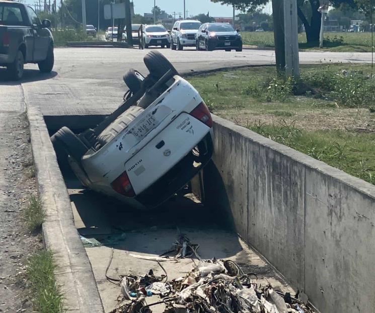 Cae auto a canalón en Cadereyta Cae auto a canalón en Cadereyta