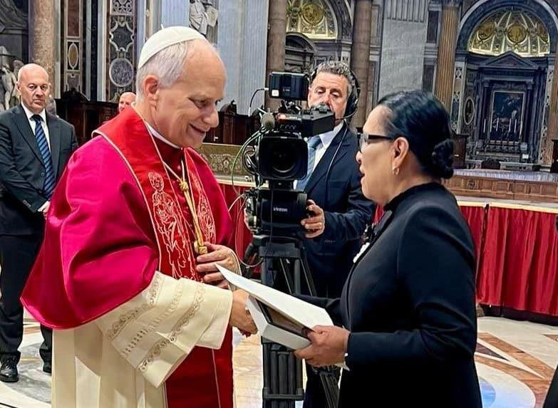 Rosa Icela entrega carta de invitación a México a papa León XIV Rosa Icela entrega carta de invitación a México a papa León XIV