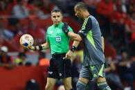 Se queja Nahuel Guzmán de la actuación arbitral de Hernández Se queja Nahuel Guzmán de la actuación arbitral de Hernández