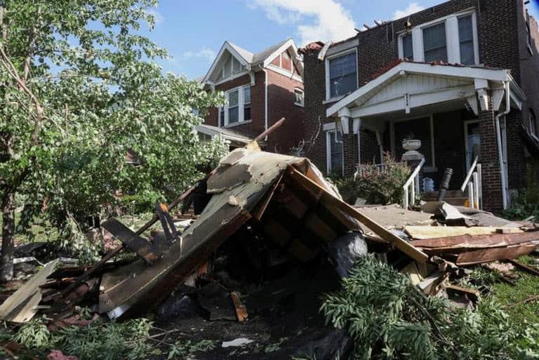 Reportan al menos 25 muertos por tornados en Kentucky Reportan al menos 25 muertos por tornados en Kentucky