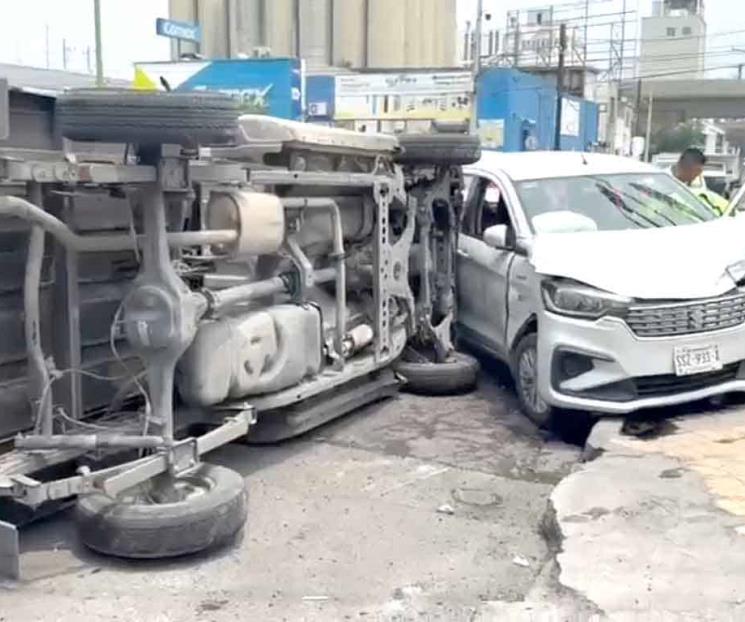 Deja choque y volcadura dos lesionados en Monterrey Deja choque y volcadura dos lesionados en Monterrey