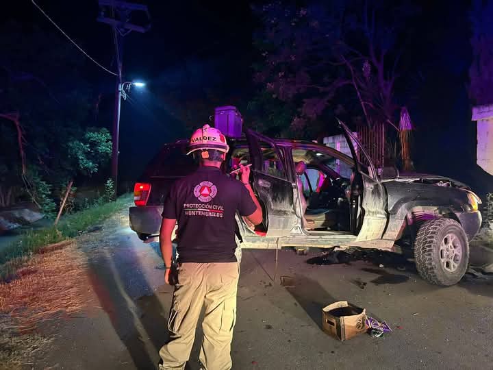 El aparentemente el exceso de velocidad, llevó a que el conductor de un vehículo se estrellarse contra una barda, la noche del sábado en Montemorelos.