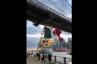 Momento exacto del choque del Buque Cuauhtémoc en Nueva York Momento exacto del choque del Buque Cuauhtémoc en Nueva York
