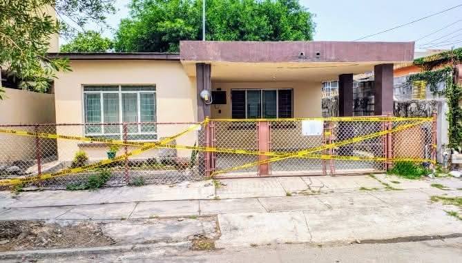 La Fiscalía General de Justicia del Estado de Nuevo León, a través de la Agencia Estatal de Investigaciones, informó sobre el cumplimiento exitoso de una orden de cateo en un domicilio ubicado en la colonia Mitras Centro, en Monterrey, como parte de una investigación por robo de vehículo y mercancía.