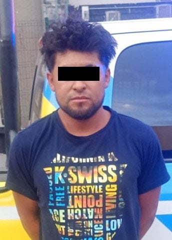 Un hombre fue detenido por oficiales de la Policía de Monterrey en la central de autobuses, luego de que venía huyendo del Estado de San Luis Potosí, donde ya era buscado por una presunta violación a una sobrina y alteraba el orden en un autobús.