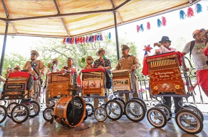 Buscamos fomentar nuestra tradición: Organilleros Buscamos fomentar nuestra tradición: Organilleros