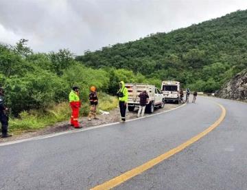 Hallan cuerpo dentro de camioneta en un barranco