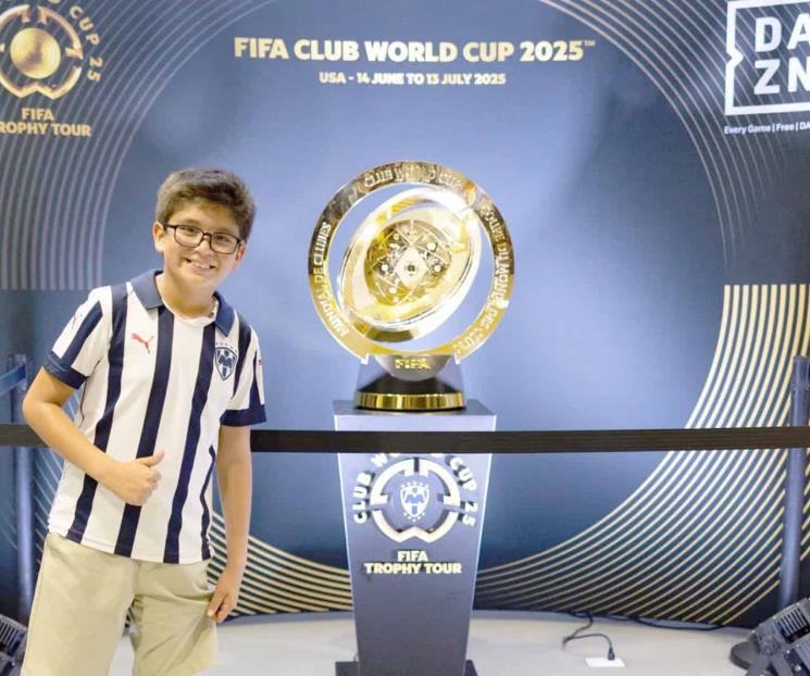 Disfrutan aficionados de Rayados trofeo de Mundial de Clubes Disfrutan aficionados de Rayados trofeo de Mundial de Clubes
