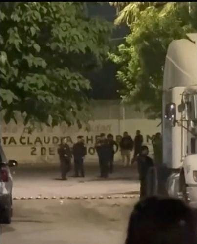 Un joven falleció de un impacto de bala, luego de que presuntamente un policía del municipio de Escobedo le disparó, la noche del domingo en la Colonia Privadas de Camino Real.