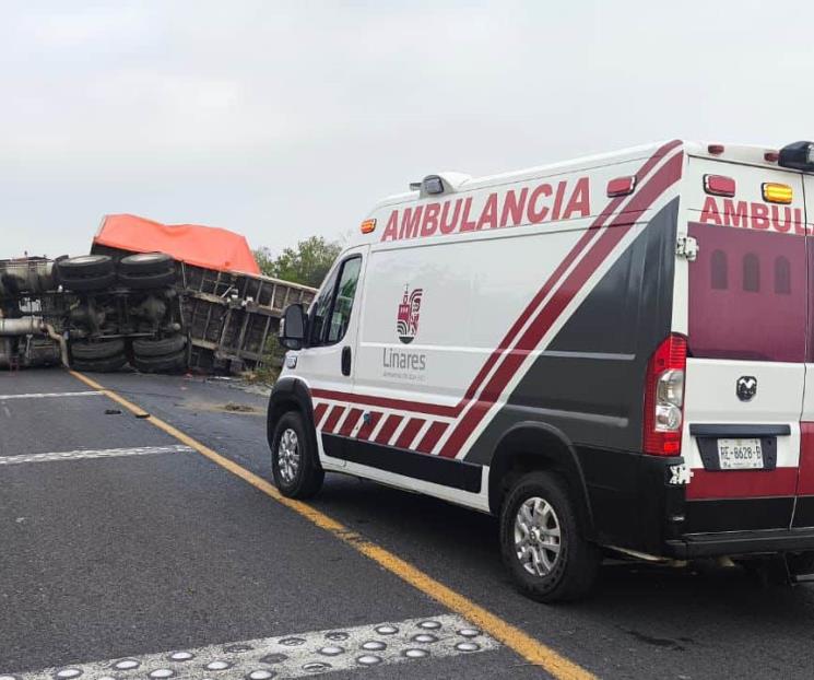 Vuelca tráiler al sur de NL Vuelca tráiler al sur de NL