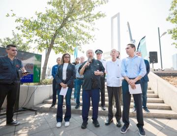 Inician reubicación de escultura conocida como  ‘Los Tubos’