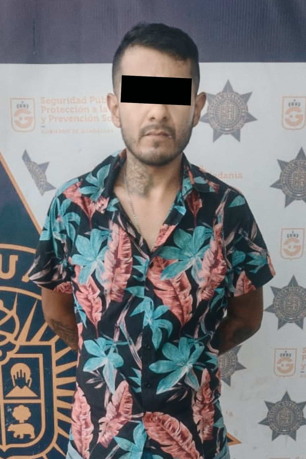 Un hombre fue detenido por policías de Guadalupe al ser sorprendido conduciendo una motocicleta con reporte de robo y con placas colgadas, además se investiga si ha sido utilizada en delitos cometidos recientemente.