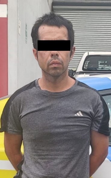 Por presuntamente robarse un taxi, un hombre fue detenido minutos después por oficiales de la Policía de Monterrey.
