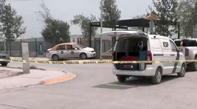 Sufre taxista infarto, choca con barda y muere