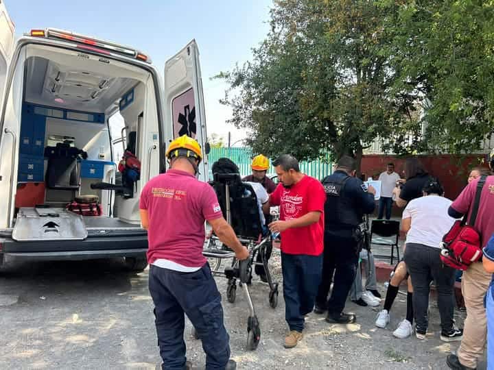 Policías de Proxpol y paramédicos de Protección Civil de Escobedo atendieron a 10 estudiantes de la Secundaria número 49, debido a que sufrieron un golpe de calor.
