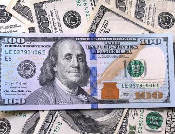 Debilidad del dólar continúa favoreciendo al peso y cierra en 19.27