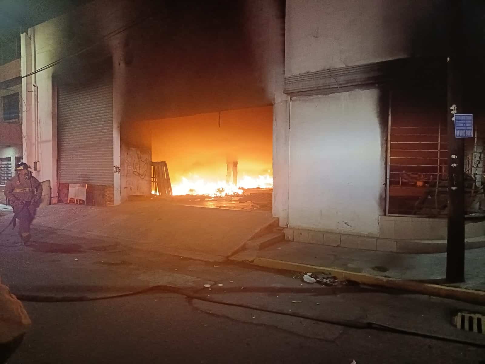 Un hombre originario de Nicaragua y otro de Sinaloa, fueron detenidos por oficiales de la Policía de Monterrey, al presuntamente incendiar una bodega abandonada, en el centro de la ciudad.