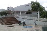 Pinchan a mujer en fila Pinchan a mujer en fila