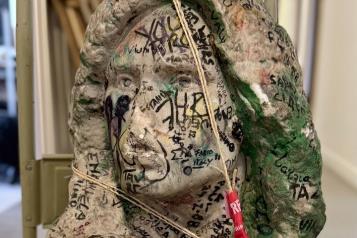 Encuentran busto robado de Jim Morrison tras 37 años