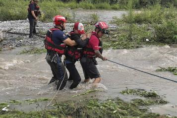 Rescatan a 7 personas atrapadas tras las lluvias