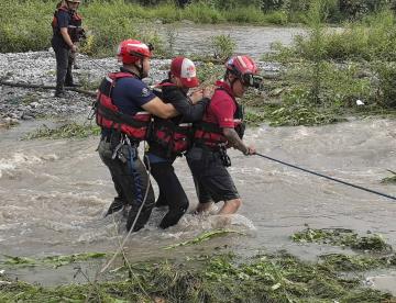 Rescatan a 7 personas atrapadas tras las lluvias