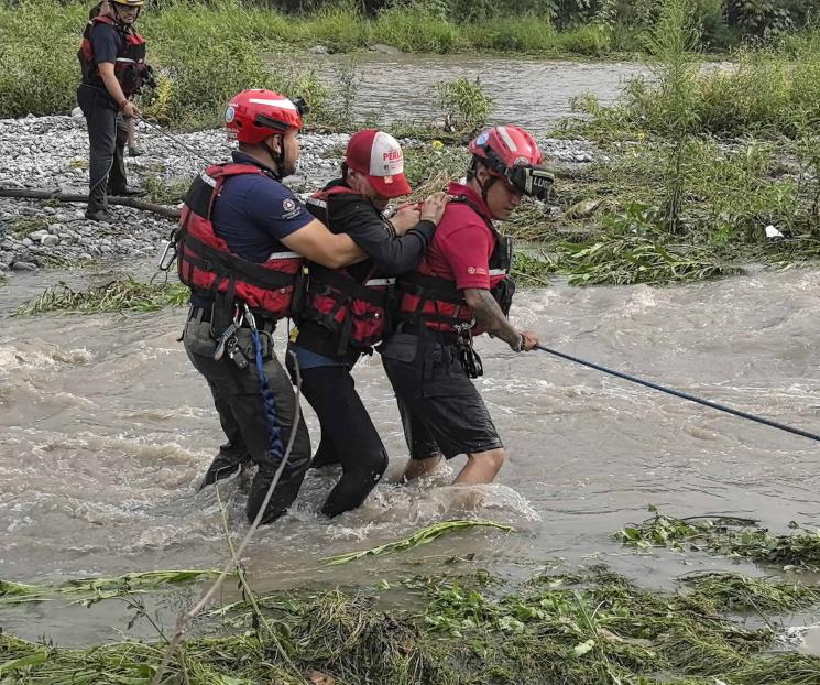 Rescatan a 7 personas atrapadas tras las lluvias Rescatan a 7 personas atrapadas tras las lluvias