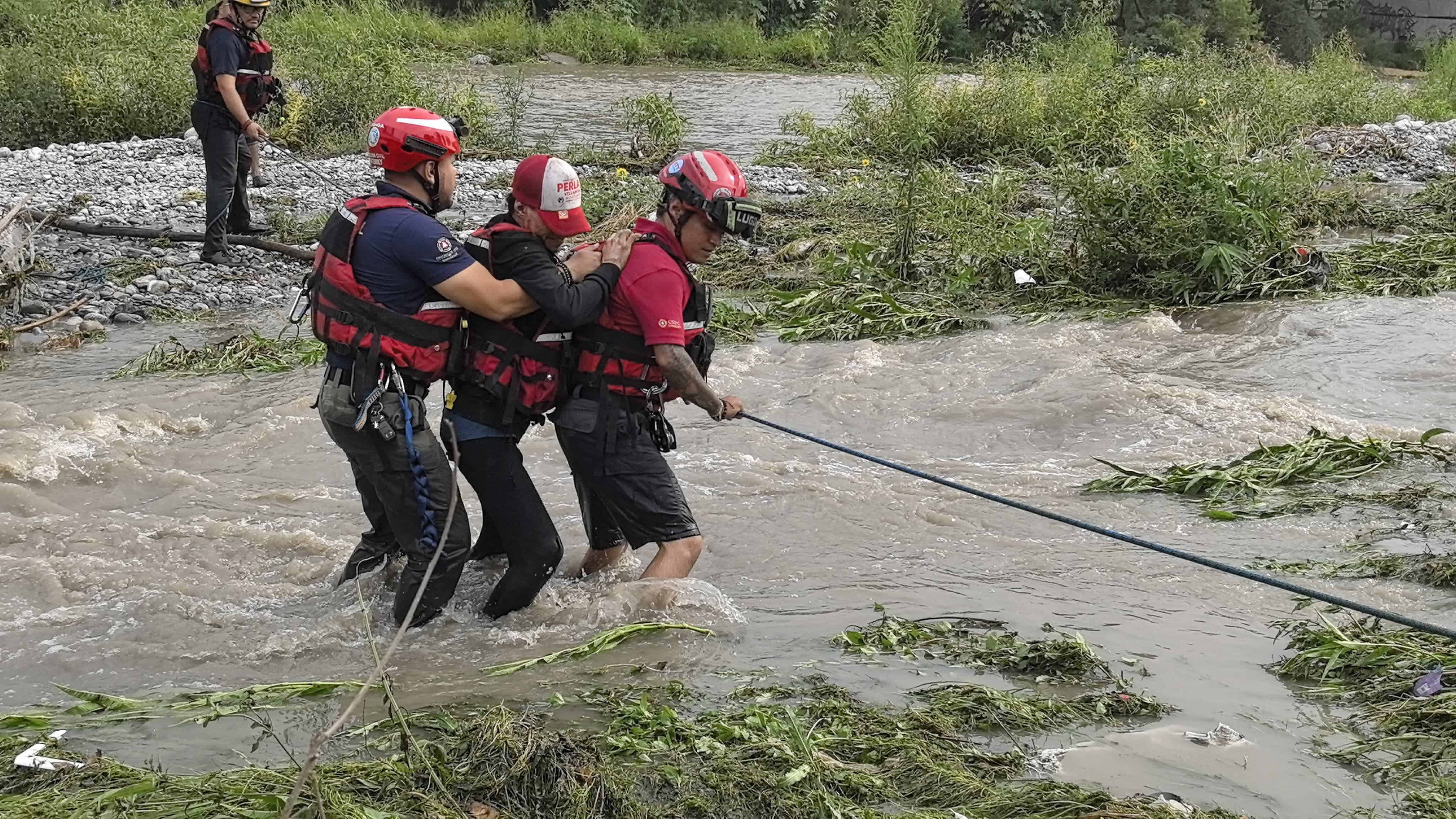 Siete personas fueron rescatadas de la corriente de agua en el Río Santa Catarina, tras las intensas lluvias ocurridas en la entidad.