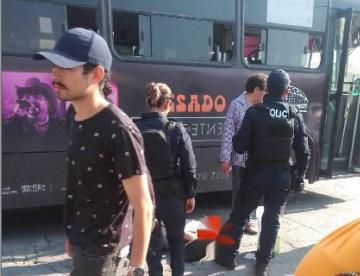 Arrolla camión a pasajero