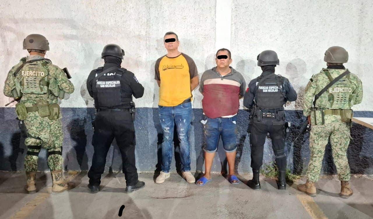 En dos hechos diferentes, elementos de la Policía de San Nicolás detuvo y puso a disposición de la Fiscalía General de la República a 3 hombres que fueron sorprendidos portando dos armas cortas y más de 100 dosis de droga.