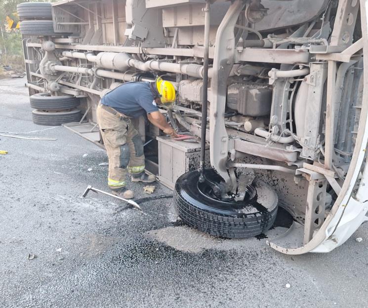 Vuelca transporte de personal y deja 20 heridos en Escobedo Vuelca transporte de personal y deja 20 heridos en Escobedo