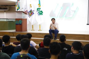 Comparte Armando Alanís su experiencia con Acción Poética