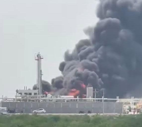 Arde empresa en Cadereyta