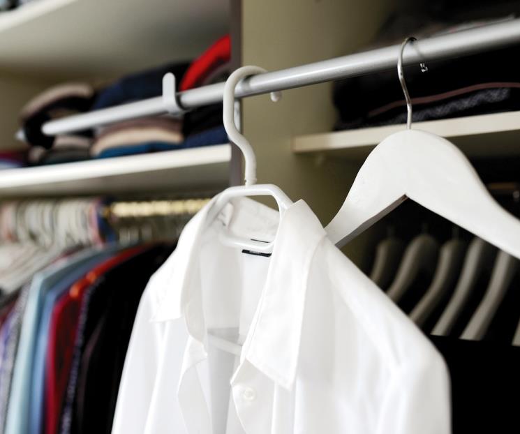 Cómo evitar que el cuello de la camisa se manche de maquillaje Cómo evitar que el cuello de la camisa se manche de maquillaje